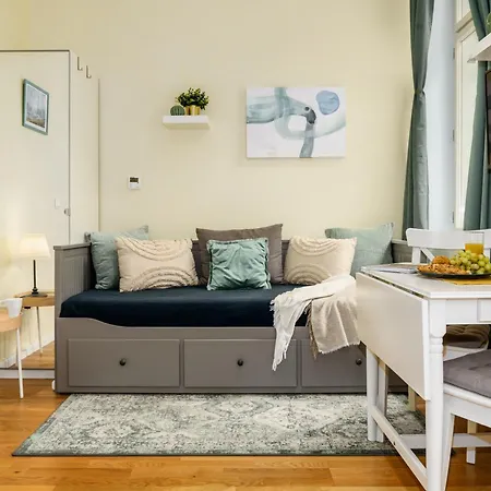 Days - Minimalistic With Netflix And View To National Museum Appartement Praag