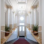 Days - Minimalistic With Netflix And View To National Museum דירה
