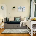Days - Minimalistic With Netflix And View To National Museum דירה פראג