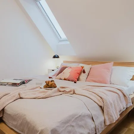 Apartman Days - Minimalistic With Netflix And View To National Museum